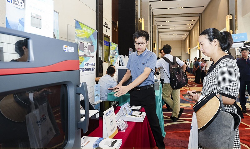 销售总经理为客户展示商品，耐心答疑解惑